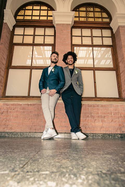 Foto do Casal Em Frente à Uma Janela Enorme Na Estação da Luz em São Paulo - SP, Foto Feita Pela Priscila Felix Fotógrafa de Família, Casamento e Ensaios '
