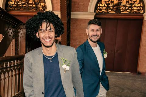 Foto do Casal De Mãos Dadas Um Na Frente do Outro Como Se Caminhassem Na Estação da Luz em São Paulo - SP, Foto Feita Pela Priscila Felix Fotógrafa de Família, Casamento e Ensaios '