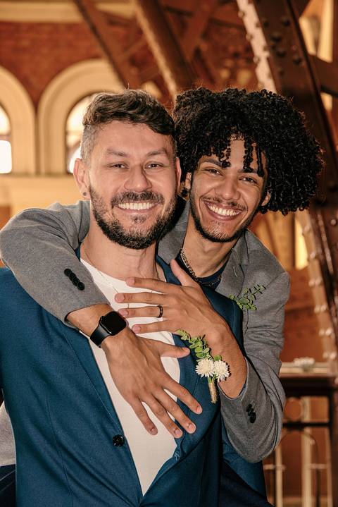 Foto do Casal Sorrindo Um Abraçando o Outro Por Trás Na Estação da Luz em São Paulo - SP, Foto Feita Pela Priscila Felix Fotógrafa de Família, Casamento e Ensaios '