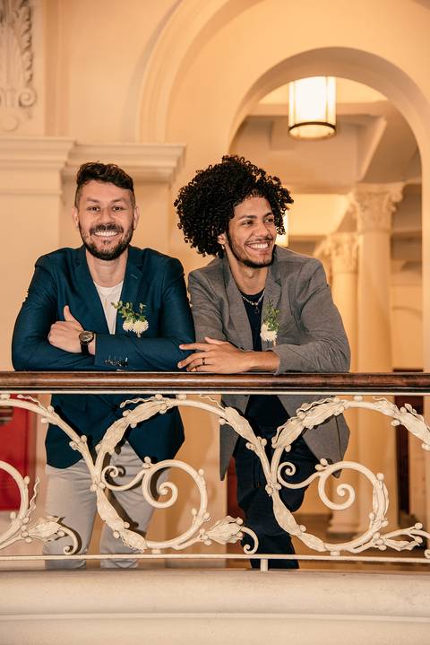 Foto do Casal Na Estação da Luz em São Paulo - SP, Foto Feita Pela Priscila Felix Fotógrafa de Família, Casamento e Ensaios '