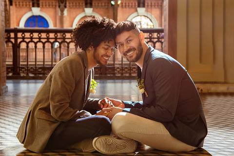 Foto do Casal Sentado No Chão Um de Frente Pro Outro de Rosto Colado Sorrindo e Olhando Para a Câmera  Na Estação da Luz em São Paulo - SP, Foto Feita Pela Priscila Felix Fotógrafa de Família, Casamento e Ensaios '