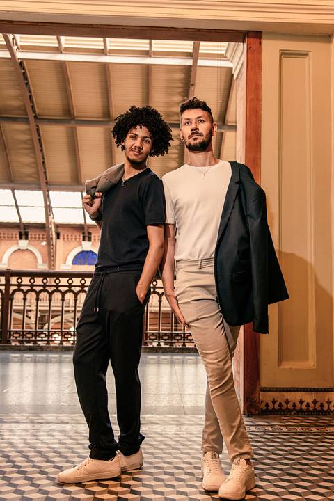 Foto do Casal Em Pé Com os Paletós nos Ombros Na Estação da Luz em São Paulo - SP, Foto Feita Pela Priscila Felix Fotógrafa de Família, Casamento e Ensaios '