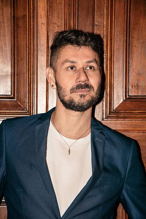 Retrato do Noivo em Frente à Porta de Madeira Na Estação da Luz em São Paulo - SP, Foto Feita Pela Priscila Felix Fotógrafa de Família, Casamento e Ensaios '