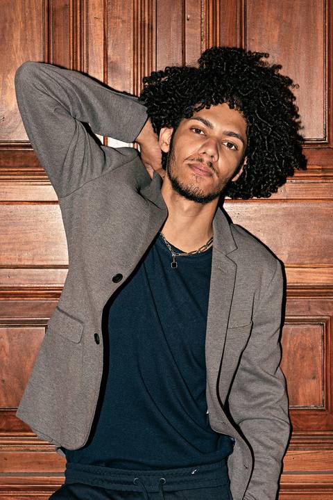 Retrato do Noivo em Frente à Porta de Madeira Na Estação da Luz em São Paulo - SP, Foto Feita Pela Priscila Felix Fotógrafa de Família, Casamento e Ensaios '