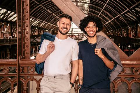 Foto do Casal Em Pé Com os Paletós nos Ombros Na Plataforma da Estação da Luz em São Paulo - SP, Foto Feita Pela Priscila Felix Fotógrafa de Família, Casamento e Ensaios '