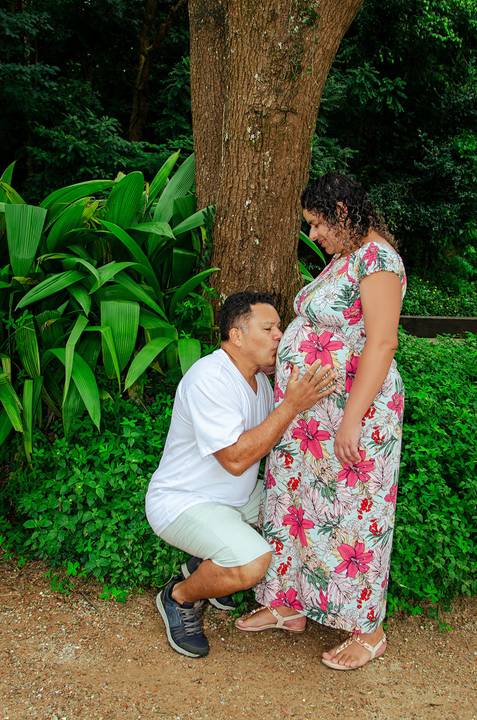 Foto do Pai Beijando a Barriga Da Mãe de Joelhos No Bosque Maia em Guarulhos - SP, Foto Feita Pela Priscila Felix Fotógrafa de Família, Casamento e Ensaios '