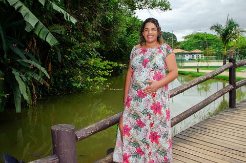 Foto da Mãe Na Ponte Em Cima do Lago No Bosque Maia em Guarulhos - SP, Foto Feita Pela Priscila Felix Fotógrafa de Família, Casamento e Ensaios '