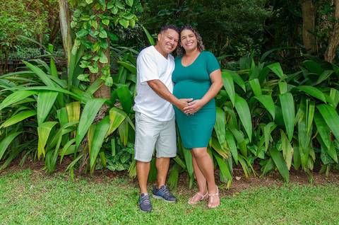 Foto do Casal Com a Mão Na Barriga No Bosque Maia em Guarulhos - SP, Foto Feita Pela Priscila Felix Fotógrafa de Família, Casamento e Ensaios '