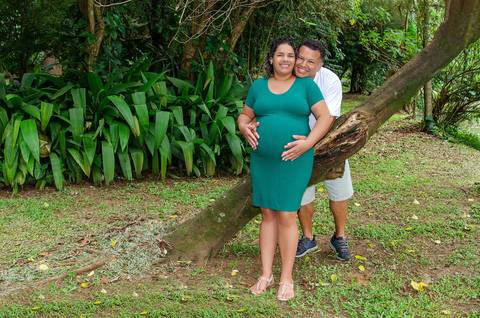 Foto do Pai Abraçando a Mãe Por Trás Com a Mão Na Barriga No Bosque Maia em Guarulhos - SP, Foto Feita Pela Priscila Felix Fotógrafa de Família, Casamento e Ensaios '