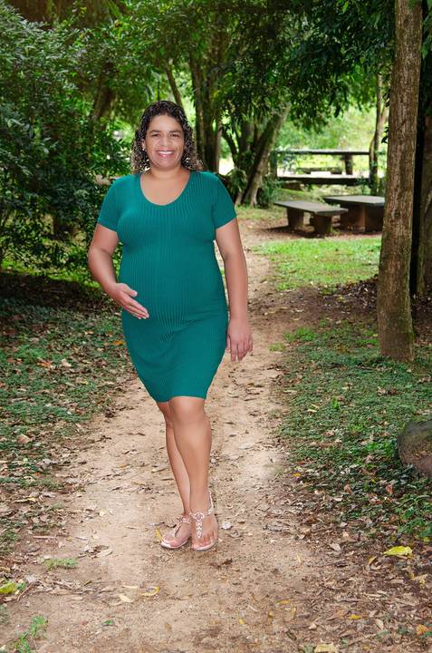 Foto da Mãe De Vestido Tubinho No Bosque Maia em Guarulhos - SP, Foto Feita Pela Priscila Felix Fotógrafa de Família, Casamento e Ensaios '