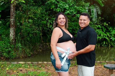 Foto do Casal Com Um Laço Azul Na Barriga No Bosque Maia em Guarulhos - SP, Foto Feita Pela Priscila Felix Fotógrafa de Família, Casamento e Ensaios '