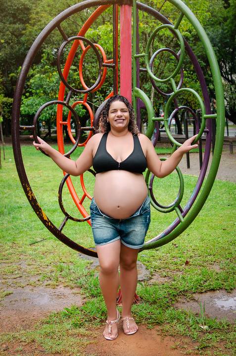 Foto da Mãe De Top e Jeans No Bosque Maia em Guarulhos - SP, Foto Feita Pela Priscila Felix Fotógrafa de Família, Casamento e Ensaios '