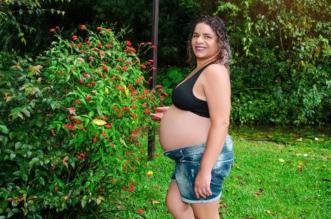 Foto da Mãe De Top e Jeans De Perfil No Bosque Maia em Guarulhos - SP, Foto Feita Pela Priscila Felix Fotógrafa de Família, Casamento e Ensaios '