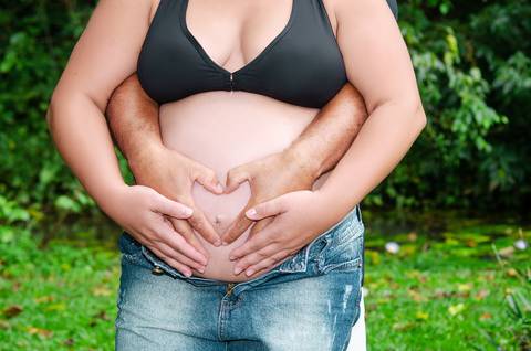Foto do Casal Com a Mão Na Barriga Fazendo Um Coração No Bosque Maia em Guarulhos - SP, Foto Feita Pela Priscila Felix Fotógrafa de Família, Casamento e Ensaios '