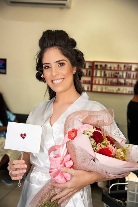 Fotografia da Noiva no Salão de Beleza Segurando Um Buquê de Flores e Uma Carta Enviada Pelo Noivo em Mairiporã SP Feita por Priscila Felix Fotógrafa de Casamentos, Ensaios e Família'
