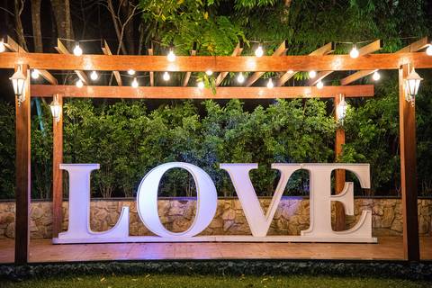 Fotografia da Área Externa De Um Deck Iluminado Com a Palavra 