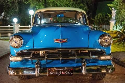 Fotografia do Carro dos Noivos Com Placa Personalizada Com Seus Nomes Em Mairiporã SP Feita por Priscila Felix Fotógrafa de Casamentos, Ensaios e Família'