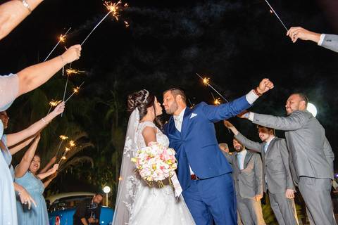Fotografia dos Noivos Se Beijando Com Os Padrinhos A Volta Segurando Velas Estrelas Em Mairiporã SP Feita por Priscila Felix Fotógrafa de Casamentos, Ensaios e Família'