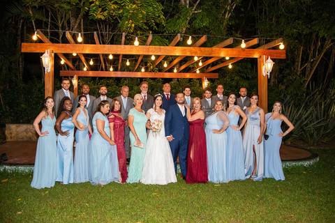 Fotografia dos Noivos Com Seus Padrinhos Na Área Externa Em Frente Ao Deck Iluminado Em Mairiporã SP Feita por Priscila Felix Fotógrafa de Casamentos, Ensaios e Família'