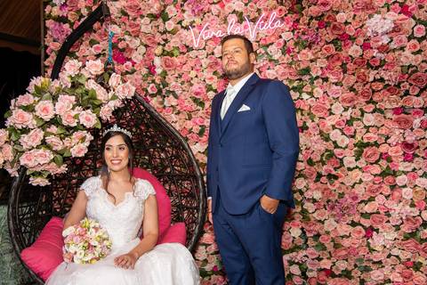 Fotografia dos Noivos Com Fundo de Flores Rosas Naturais Em Mairiporã SP Feita por Priscila Felix Fotógrafa de Casamentos, Ensaios e Família'