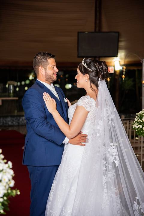 Fotografia dos Noivos Se Olhando No Salão de Cerimônia do Casamento Em Mairiporã SP Feita por Priscila Felix Fotógrafa de Casamentos, Ensaios e Família'