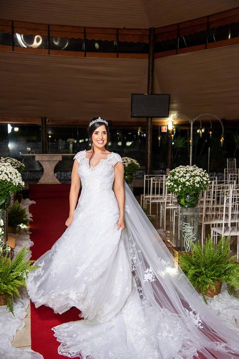 Fotografia da Noiva Girando o Vestido e Sorrindo No Salão de Cerimônia do Casamento Em Mairiporã SP Feita por Priscila Felix Fotógrafa de Casamentos, Ensaios e Família'
