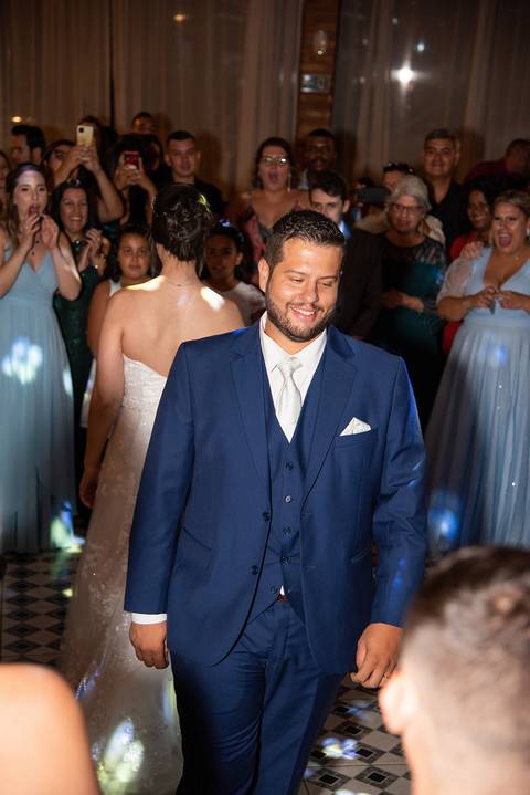 Fotografia dos Noivos Dançando de Costas Um Pro Outro No Salão de Festas Em Mairiporã SP Feita por Priscila Felix Fotógrafa de Casamentos, Ensaios e Família'