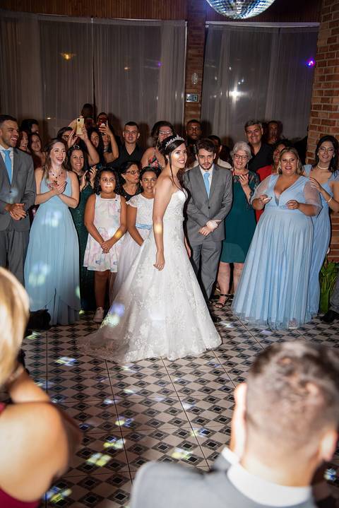 Fotografia dos Noivos Dançando de Frente Um Pro Outro No Salão de Festas Em Mairiporã SP Feita por Priscila Felix Fotógrafa de Casamentos, Ensaios e Família'