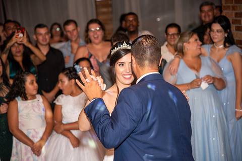 Fotografia dos Noivos Dançando de Mãos Dadas No Salão de Festas Em Mairiporã SP Feita por Priscila Felix Fotógrafa de Casamentos, Ensaios e Família'