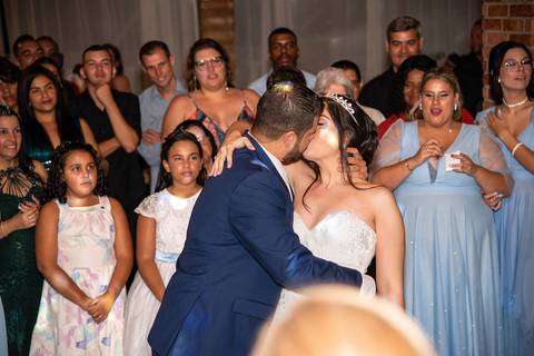 Fotografia dos Noivos Terminando a  Dança Com Um Cambré e Um Beijo No Salão de Festas Em Mairiporã SP Feita por Priscila Felix Fotógrafa de Casamentos, Ensaios e Família'