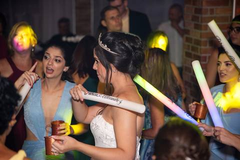 Fotografia da Noiva Na Pista de Dança Segurando Um Bastão Iluminado Com Os Nomes dos Noivos No Salão de Festas Em Mairiporã SP Feita por Priscila Felix Fotógrafa de Casamentos, Ensaios e Família'