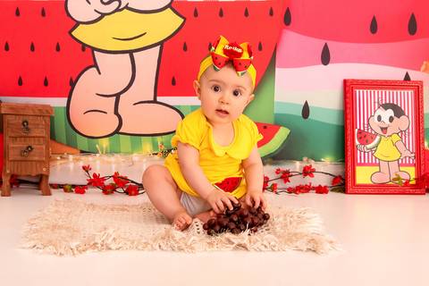 Fotografia da Bebê Pegando o Cacho de Uva no Estúdio Com Cenário da Magali da Turma da Monica em SP Feita por Priscila Felix Fotógrafa de Casamentos, Ensaios e Família'