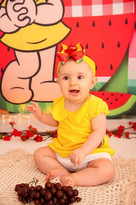 Fotografia da Bebê Rindo para o Pai no Estúdio Com Cenário da Magali da Turma da Monica em SP Feita por Priscila Felix Fotógrafa de Casamentos, Ensaios e Família'