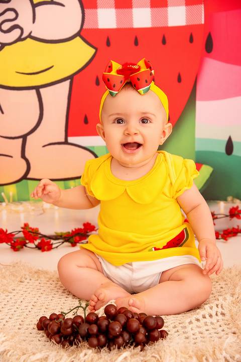 Fotografia da Bebê Rindo para o Pai no Estúdio Com Cenário da Magali da Turma da Monica em SP Feita por Priscila Felix Fotógrafa de Casamentos, Ensaios e Família'