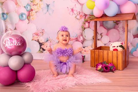 Fotografia da Bebê Rindo Sentadinha no Estúdio Com Cenário Rosa Com Bexigas Personalizadas em SP Feita por Priscila Felix Fotógrafa de Casamentos, Ensaios e Família'