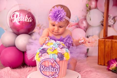 Fotografia da Bebê Descobrindo o Bolo no Estúdio Com Cenário Rosa Com Bexigas Personalizadas em SP Feita por Priscila Felix Fotógrafa de Casamentos, Ensaios e Família'