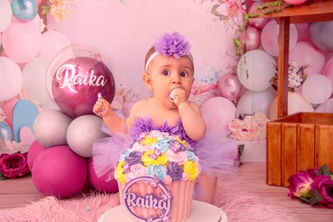Fotografia da Bebê Comendo o Bolo no Estúdio Com Cenário Rosa Com Bexigas Personalizadas em SP Feita por Priscila Felix Fotógrafa de Casamentos, Ensaios e Família'