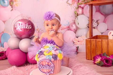 Fotografia da Bebê Comendo o Bolo no Estúdio Com Cenário Rosa Com Bexigas Personalizadas em SP Feita por Priscila Felix Fotógrafa de Casamentos, Ensaios e Família'