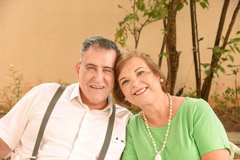 Fotografia dos Noivos de Rosto Colado Sentados no Tatuapé SP Feita por Priscila Felix Fotógrafa de Casamentos, Ensaios e Família'