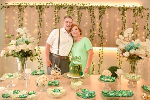 Fotografia dos Noivos na Mesa do Bolo Buffet Le Crépe no Tatuapé SP Feita por Priscila Felix Fotógrafa de Casamentos, Ensaios e Família'