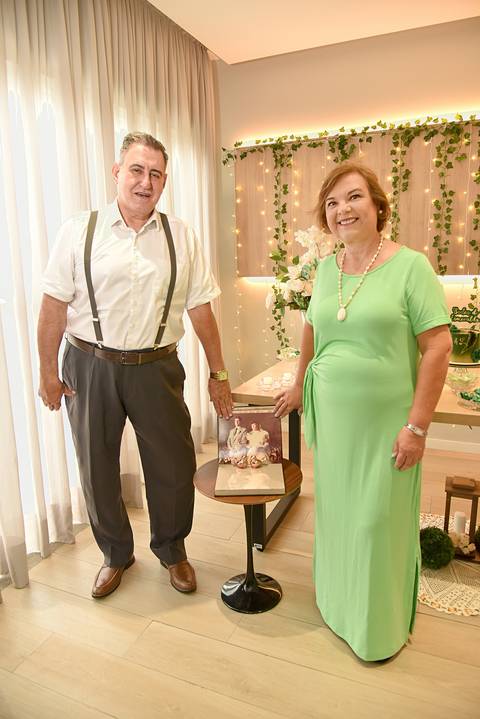 Fotografia dos Noivos Com o Álbum de Casamento Entre Eles no Tatuapé SP Feita por Priscila Felix Fotógrafa de Casamentos, Ensaios e Família'