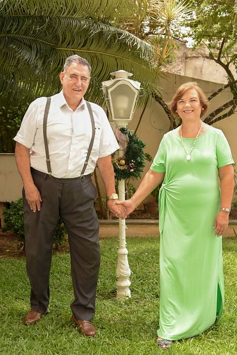 Fotografia dos Noivos de Mãos Dadas Sorrindo no Tatuapé SP Feita por Priscila Felix Fotógrafa de Casamentos, Ensaios e Família'