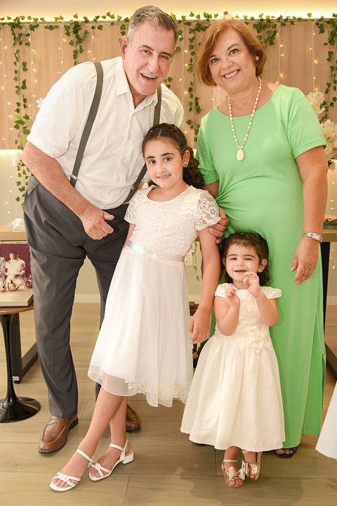 Fotografia Dos Noivos Com Suas Netinhas Buffet Le Crépe no Tatuapé SP Feita por Priscila Felix Fotógrafa de Casamentos, Ensaios e Família'