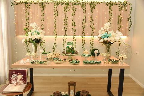 Fotografia Da Mesa do Bolo Do Álbum de Casamento E Velas Decorativas Embaixo da Mesa Buffet Le Crépe no Tatuapé SP Feita por Priscila Felix Fotógrafa de Casamentos, Ensaios e Família'