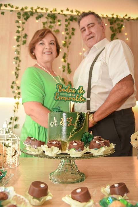 Fotografia do Bolo Com Os Noivos Atrás Buffet Le Crépe no Tatuapé SP Feita por Priscila Felix Fotógrafa de Casamentos, Ensaios e Família'