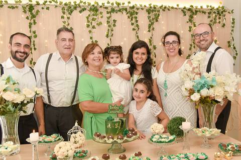 Fotografia Dos Noivos Com Filhos e Netas Na Mesa Do Bolo Buffet Le Crépe no Tatuapé SP Feita por Priscila Felix Fotógrafa de Casamentos, Ensaios e Família'