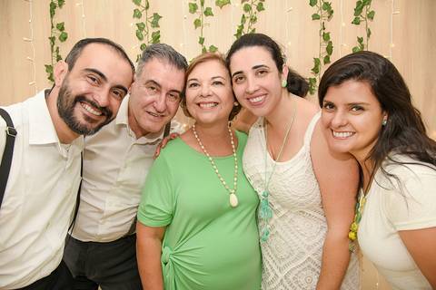 Fotografia Dos Noivos Com Filhos Na Mesa Do Bolo Buffet Le Crépe no Tatuapé SP Feita por Priscila Felix Fotógrafa de Casamentos, Ensaios e Família'