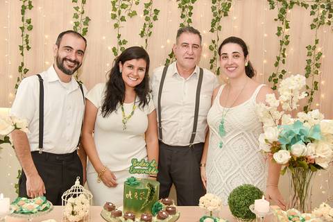Fotografia Do Noivo Com Filhos Na Mesa Do Bolo Buffet Le Crépe no Tatuapé SP Feita por Priscila Felix Fotógrafa de Casamentos, Ensaios e Família'