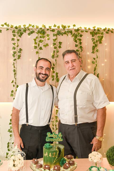 Fotografia Do Noivo Com Filho Na Mesa Do Bolo Buffet Le Crépe no Tatuapé SP Feita por Priscila Felix Fotógrafa de Casamentos, Ensaios e Família'