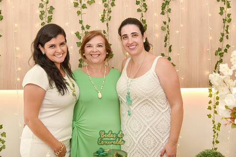 Fotografia Da Noiva Com Filhas Na Mesa Do Bolo Buffet Le Crépe no Tatuapé SP Feita por Priscila Felix Fotógrafa de Casamentos, Ensaios e Família'